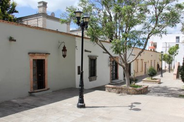 Renkli sömürge sokakları, büyük pencereleri ve güzel parkları olan şehir Guanajuato Mexico 'daki Pozos Mineral kasabasının bankları.