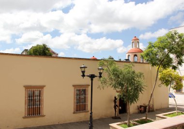 Renkli sömürge sokakları, büyük pencereleri ve güzel parkları olan şehir Guanajuato Mexico 'daki Pozos Mineral kasabasının bankları.