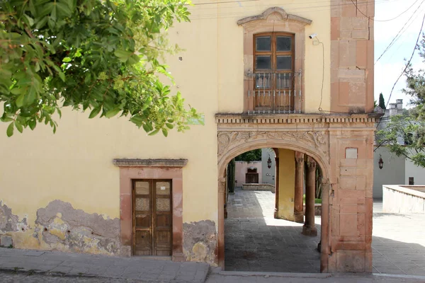 Coloridas Calles Coloniales Con Grandes Ventanales Hermosos Parques Con Bancos —  Fotos de Stock