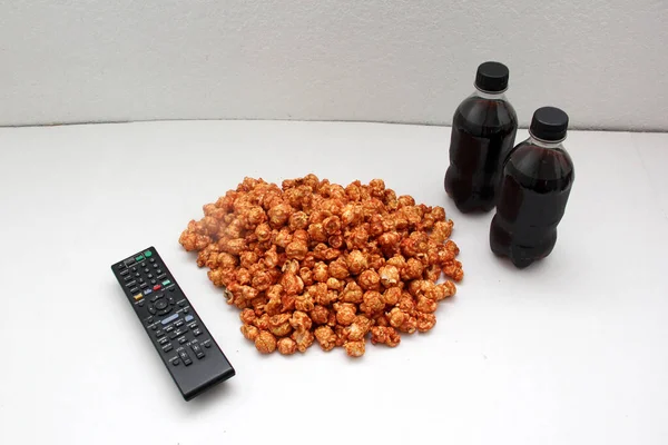 Chili Popcorn Mit Getränken Bereit Einen Film Anzusehen Und Sich — Stockfoto
