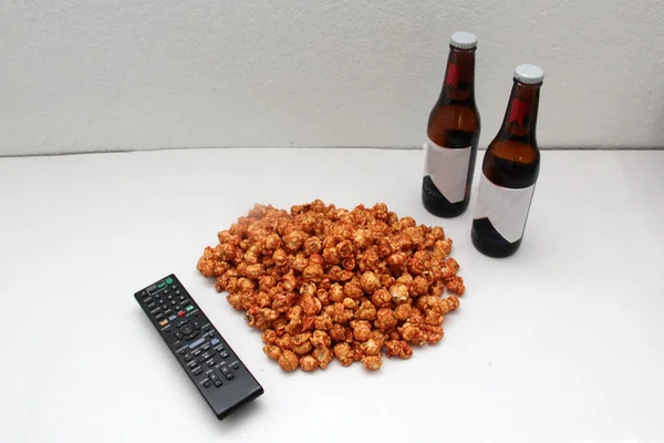 Chili Popcorn Mit Getränken Bereit Einen Film Anzusehen Und Sich — Stockfoto