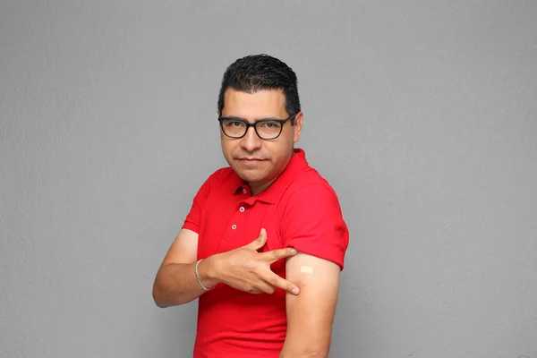 Gelukkig Laitno Volwassen Man Met Bril Toont Zijn Arm Die — Stockfoto