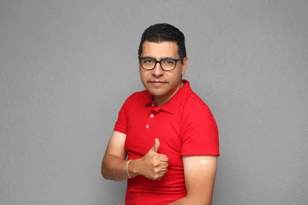 Happy Laitno Adult Man Glasses Shows His Arm Just Received — Stock Photo, Image