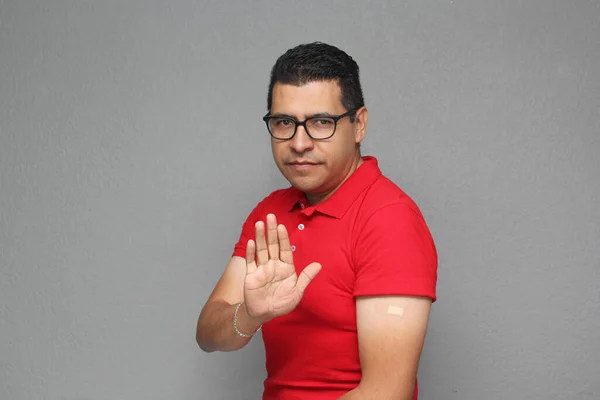 Hombre Adulto Laitno Feliz Con Gafas Muestra Brazo Que Acaba —  Fotos de Stock