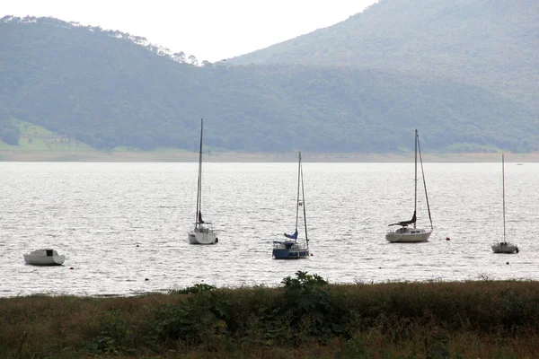 Porto Pequenos Grandes Veleiros Estacionados Navegando Lago Valle Bravo México — Fotografia de Stock