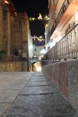 Renkli sömürge şehri Guanajuato 'da geceleri arabalar için tünel.