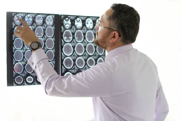 Médico Especialista Neurología Profesional Trabajo Revisa Radiografías Del Cerebro Tomografías — Foto de Stock