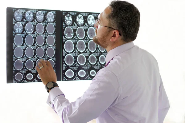 Médico Especialista Neurología Profesional Trabajo Revisa Radiografías Del Cerebro Tomografías — Foto de Stock