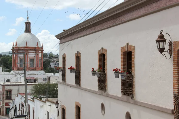 植民地時代の様式の扉と窓があるグアナファト メキシコの魔法の町ミネラル ポゾスの美しくカラフルな石畳の通り — ストック写真