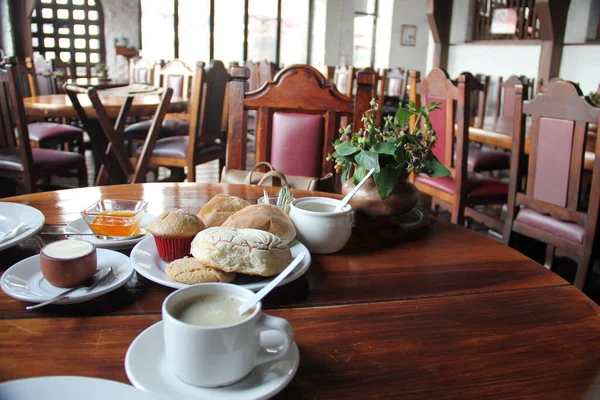 Delicioso Desayuno Mexicano Con Café Pan Dulce Frijoles Chilaquiles Mantequilla — Foto de Stock