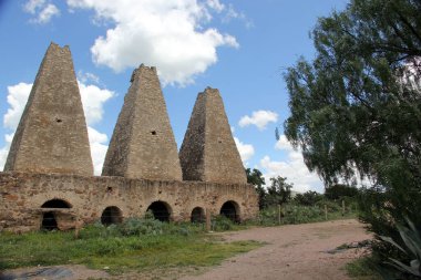 Meksika 'nın büyülü Mineral de Pozos Guanajuato kasabasının sokakları. Nopallar ve kaktüslerle çevrili terk edilmiş madenlerle.