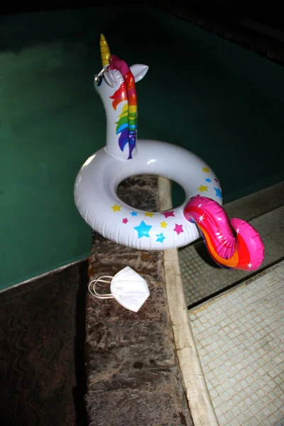 Zwembad Spelen Vakantie Naast Teenslippers Een Opblaasbare Eenhoorn Met Gezichtsmaskers — Stockfoto