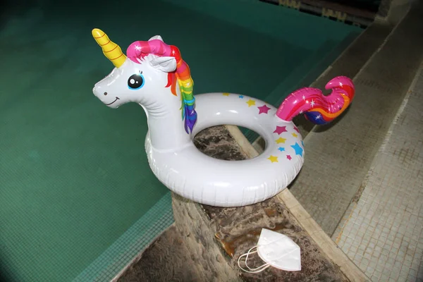 Piscina Para Jugar Vacaciones Junto Chanclas Unicornio Inflable Con Mascarillas — Foto de Stock