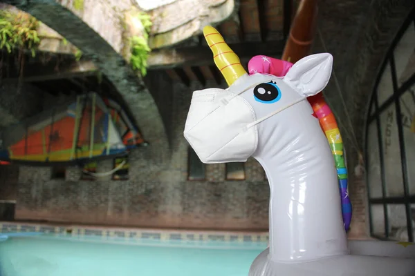 Piscina Para Jugar Vacaciones Junto Chanclas Unicornio Inflable Con Mascarillas — Foto de Stock