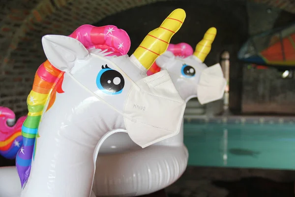 Piscina Para Jugar Vacaciones Junto Chanclas Unicornio Inflable Con Mascarillas — Foto de Stock