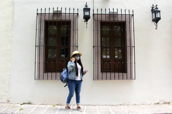 Latin Felnőtt Női Turista Arc Maszk Sétál Macskaköves Utcákon Felfedezni — Stock Fotó