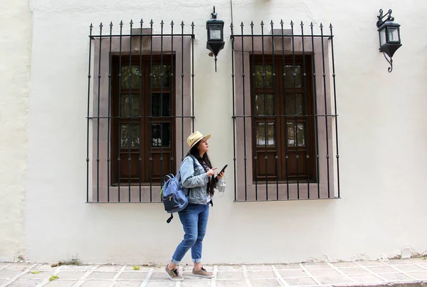 Λατίνα Ενήλικη Τουρίστρια Μάσκα Προσώπου Περπατώντας Στα Πλακόστρωτα Δρομάκια Ανακαλύπτοντας — Φωτογραφία Αρχείου
