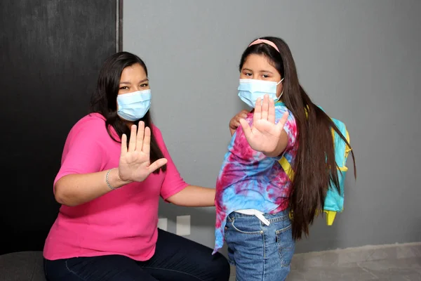 Madre Hija Latina Preparándose Con Mochila Mascarilla Para Volver Escuela —  Fotos de Stock