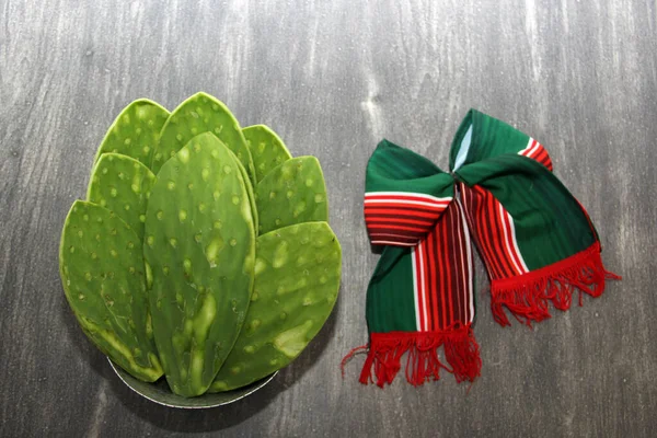 Objetos Mexicanos Festivos Boneca Artesanal Laço Tricolor Lado Nopales Comida — Fotografia de Stock