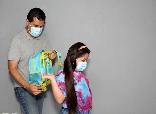 Papá Hija Latinos Con Máscaras Faciales Mochila Listos Para Regresar —  Fotos de Stock