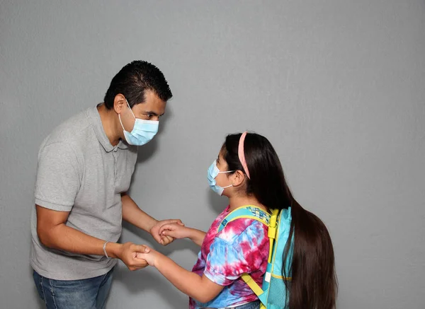 Papá Hija Latinos Con Máscaras Faciales Mochila Listos Para Regresar —  Fotos de Stock