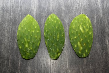 Tahta masada yemeye hazır taze göçebeler Meksika 'nın kuru bölgelerinden gelen lezzetli yiyecekler.