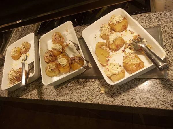 Deliciosos Pratos Preparados Bar Buffet Lasanha Bolos Queijos Ceviche Batatas — Fotografia de Stock