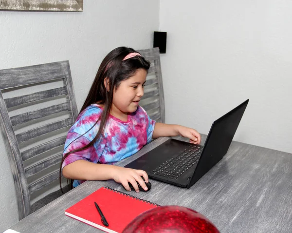 Niña Años Haciendo Escuela Casa Comedor Casa Con Computadora Portátil — Foto de Stock