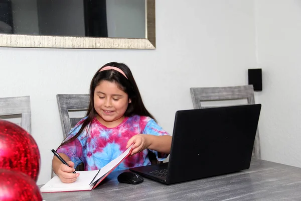 Niña Años Haciendo Escuela Casa Comedor Casa Con Computadora Portátil — Foto de Stock