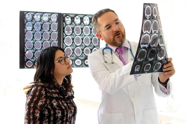 Médico Especialista Neurología Explica Tomografía Cerebral Rayos Una Mujer Latina — Foto de Stock