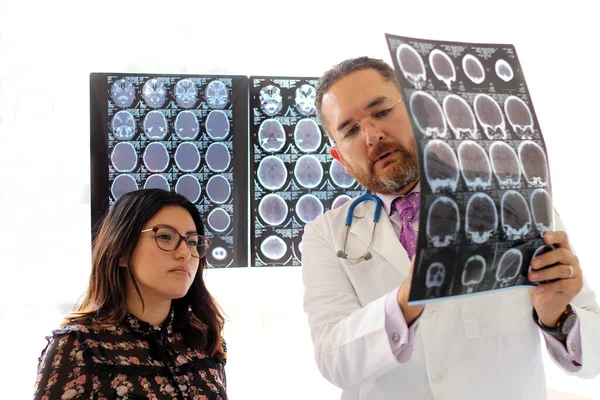 Médico Especialista Neurología Explica Tomografía Cerebral Rayos Una Mujer Latina — Foto de Stock
