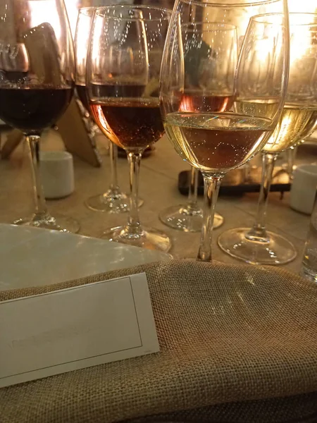 共进晚餐 配上几杯不同的葡萄酒 白葡萄酒 红葡萄酒 红葡萄酒 并配上预定餐桌的食物 — 图库照片