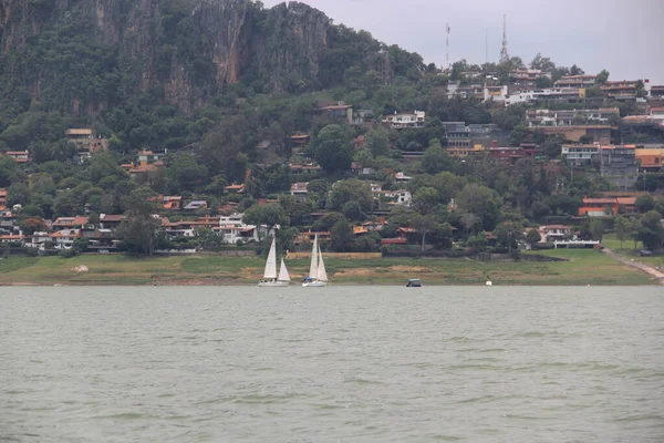 Motorboats Yachts Sailboats Sailing Lake Surrounded Mountains Full Green Trees — Stock Photo, Image