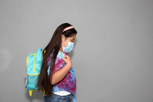 10Letá Hispánská Dívka Batohem Maskou Připravená Vrátit Školy Novém Normálu — Stock fotografie