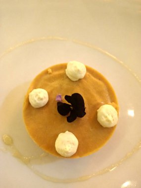 Lezzetli mango soslu tatlı ve bir aşçı tarafından hazırlanmış haute mutfaktaki çiçek.