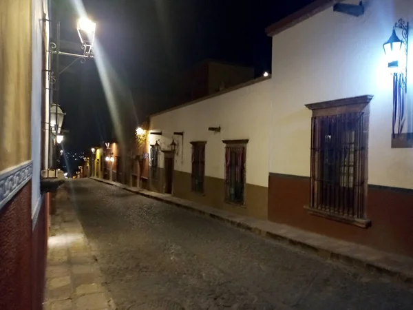 Calles Estilo Colonial Iluminadas Por Noche Con Suelo Adoquín Ventanas —  Fotos de Stock