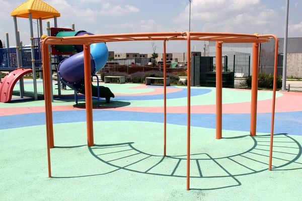 Juegos Color Para Niños Área Abierta Entre Edificios Seguros Tranquilos — Foto de Stock