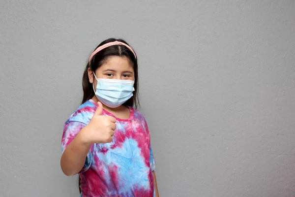 Feliz Niña Latina Usando Máscaras Faciales Para Protegerse Del Coronavirus —  Fotos de Stock