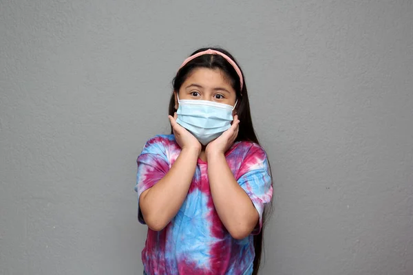Feliz Niña Latina Usando Máscaras Faciales Para Protegerse Del Coronavirus —  Fotos de Stock