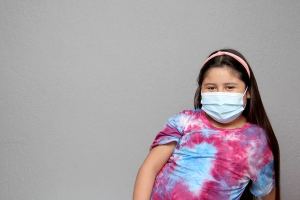 Niña Años Muy Feliz Muestra Máscara Que Usa Nueva Normalidad —  Fotos de Stock