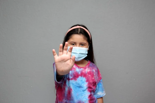 Niña Años Muy Feliz Muestra Máscara Que Usa Nueva Normalidad —  Fotos de Stock