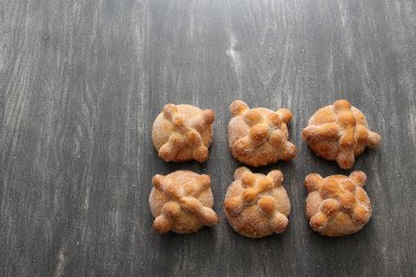 Yumuşak, şekerli, taze ve lezzetli Meksika pan de muerto geleneksel bayram için Sadık Ölüler ve Azizler Günü Kasım 'da