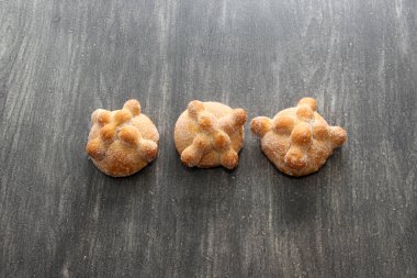 Yumuşak, şekerli, taze ve lezzetli Meksika pan de muerto geleneksel bayram için Sadık Ölüler ve Azizler Günü Kasım 'da