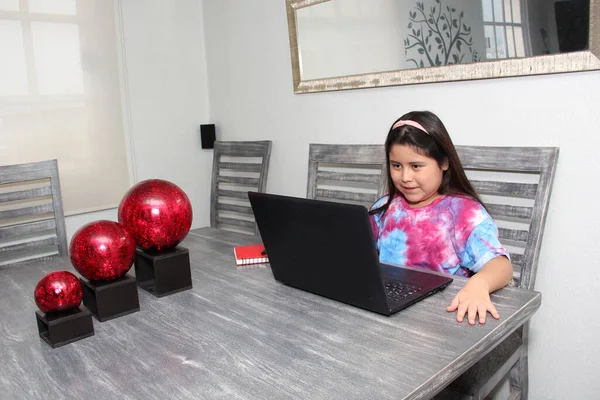 Niña Hispana Años Hace Escuela Casa Nueva Normalidad Debido Pandemia — Foto de Stock