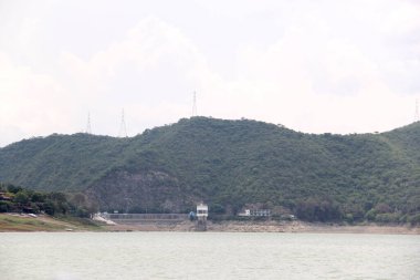 Bir an için yeşil dağlar arasındaki gölü görmek ve dinlenmek ve bulutlu bir günde dinlenmek için yürümek.