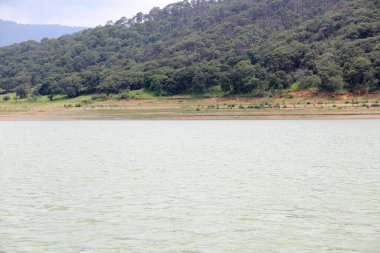 Bir an için yeşil dağlar arasındaki gölü görmek ve dinlenmek ve bulutlu bir günde dinlenmek için yürümek.
