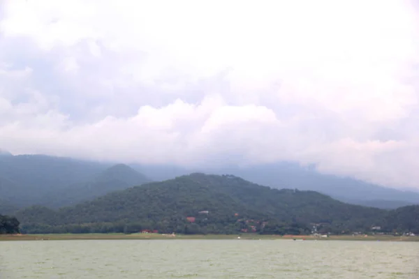 Άποψη Της Λίμνης Ανάμεσα Καταπράσινα Βουνά Στιγμή Και Πόδια Για — Φωτογραφία Αρχείου