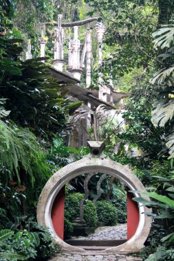 Edward James tarafından yapılan güzel Las Pozas bahçesi San Luis Potos Meksika 'da Xilitla belediyesinde gerçeküstü bir set.