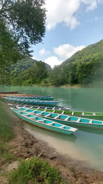 Pier Com Barcos Coloridos Para Remar Caminhar Longo Rio Para — Fotografia de Stock