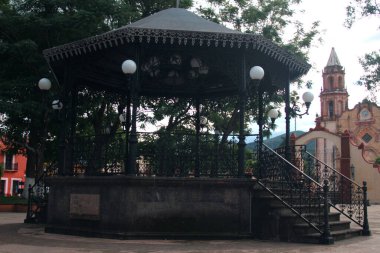 Sierra Gorda de Quertaro 'daki büyülü Jalpan de Serra kasabasının merkezinde kilise önünde bir büfe ve taş çeşmesi olan Fransisken misyonu.